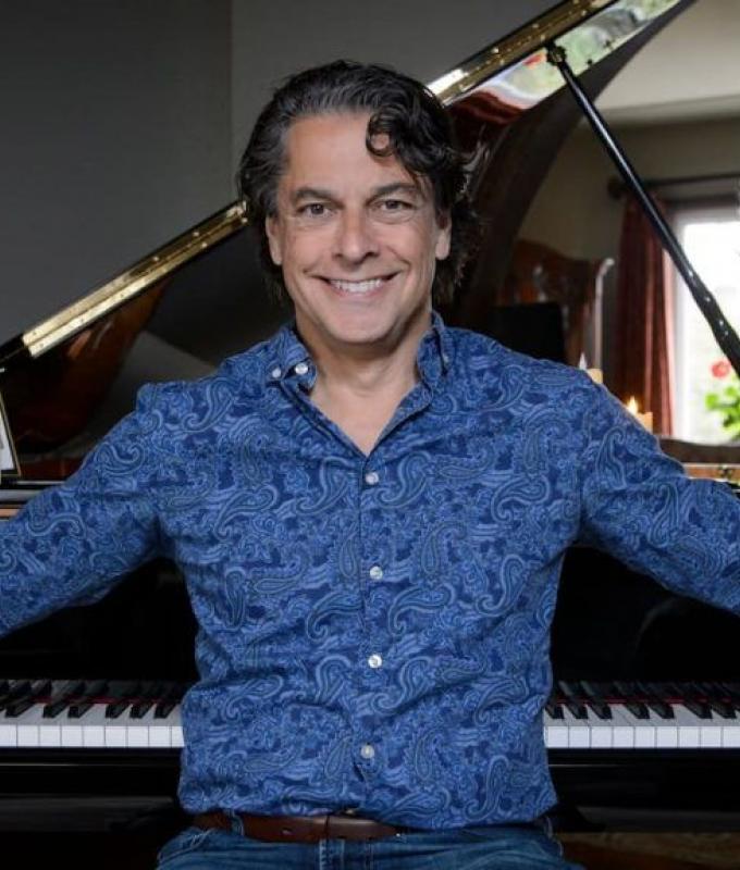Erstes Album von Gilbert Lachance: Die Quebecer Stimme von Tom Cruise spielt jetzt Klavier