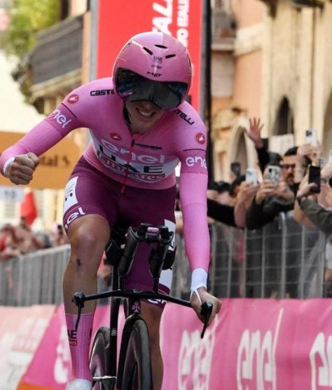 Giro: Der Sieger des Zeitfahrens, Tadej Pogacar, landet einen schweren Schlag und schlägt seine Konkurrenten aus