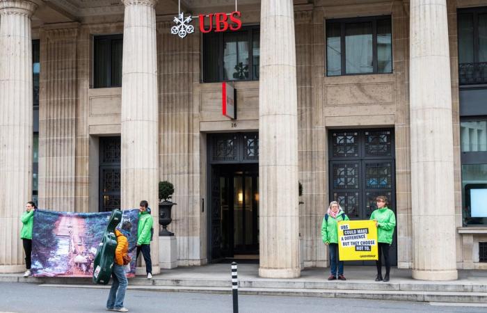 Klima: Greenpeace Waadt greift UBS an