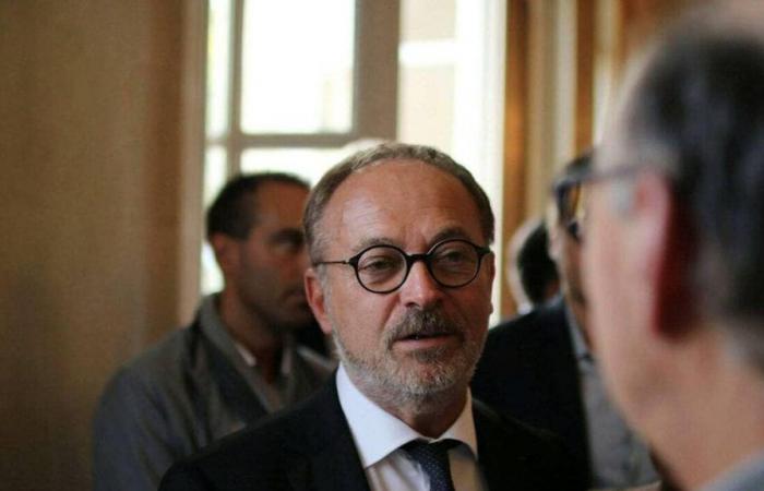die diskrete Rückkehr des Senators aus Loire-Atlantique zum Geschäft