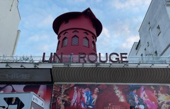 Die Flügel des Moulin Rouge fielen in der Nacht
