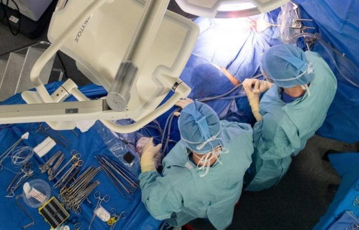 Österreich: Chirurg bringt ihre 13-jährige Tochter in den Operationssaal und lässt sie an der Operation teilnehmen