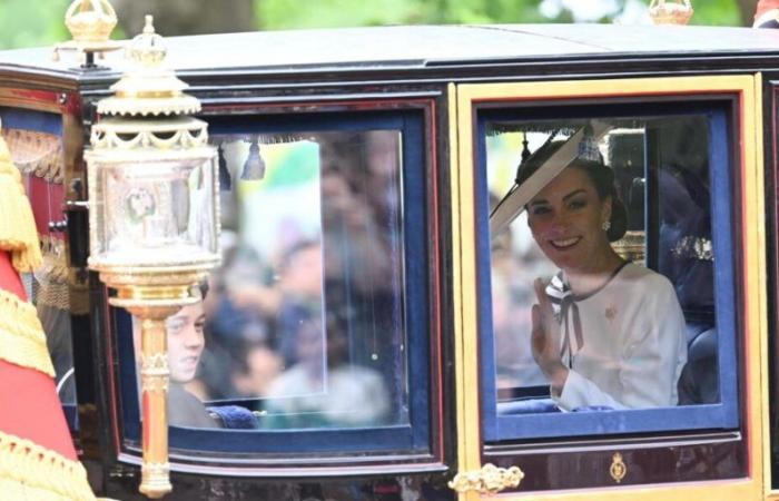 Kate Middleton hatte ihren ersten öffentlichen Auftritt seit Bekanntgabe ihrer Krebserkrankung, die sehr würdevolle Prinzessin mit ihren Kindern und Prinz William (FOTOS)