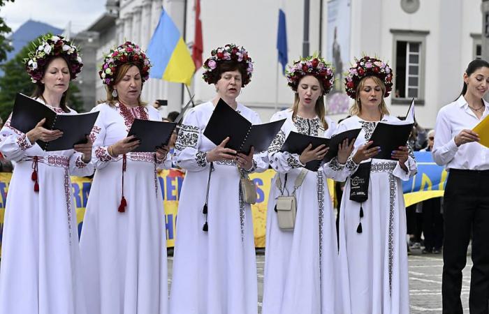 Ein Chor ukrainischer Flüchtlinge singt die Europahymne