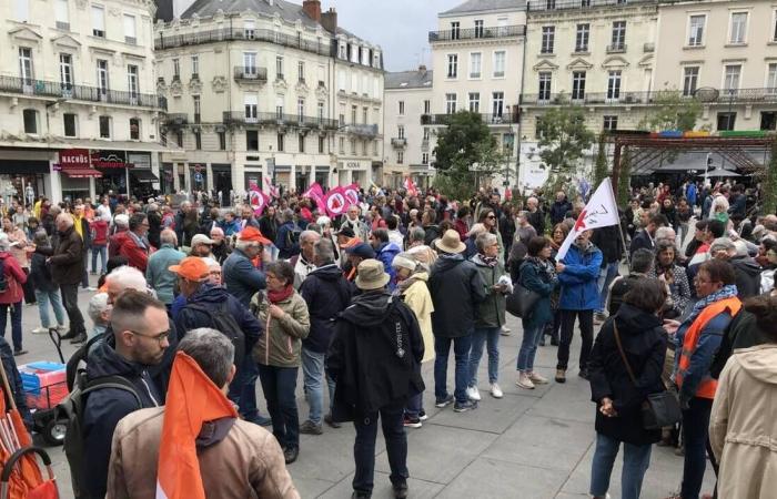 mehr als 2000 Menschen in Angers, 410 in Cholet