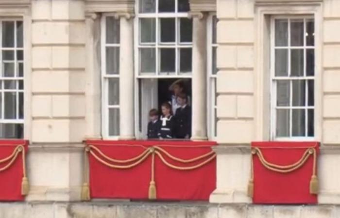 Kate Middleton, hinter einem Balkonfenster mit ihren Kindern