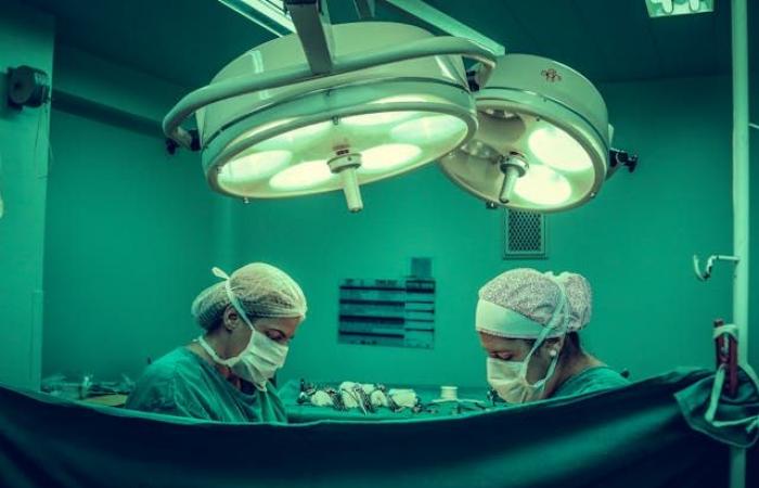Neurochirurgin lässt sich von ihrer 13-jährigen Tochter bei der Operation helfen – Näher