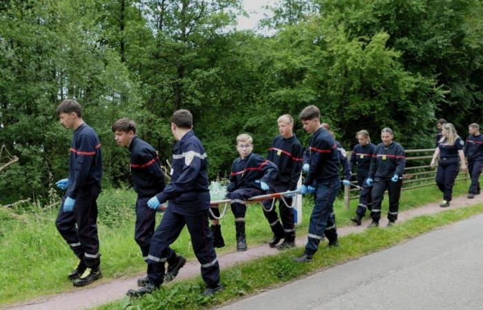 IN BILDERN, IN BILDERN. Rund zwanzig junge Feuerwehrleute rund um diesen Calvados-See