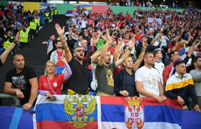 Serbien-England, ein Vorspiel zwischen Spannung und Gemeinschaft