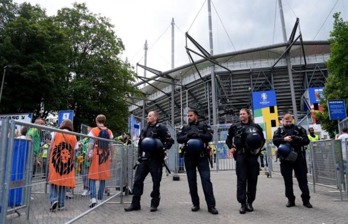 Hamburg: Mann greift Polizisten mit Spitzhacke an