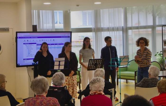 Ein Redeprojekt, das von Mittelschülern den Bewohnern des Pflegeheims Fioretti in Bourges präsentiert wird