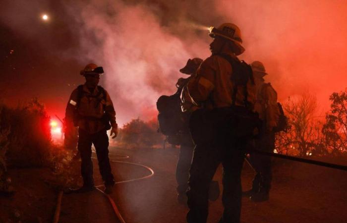 IN BILDERN, IN BILDERN. Wildfire evakuiert mindestens 1.200 Menschen nördlich von Los Angeles