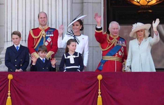 Kate Middleton taucht zum ersten Mal seit der schockierenden Bekanntgabe ihrer Krebserkrankung mit einer versteckten Botschaft auf ihrem Outfit wieder auf, die niemandem aufgefallen war