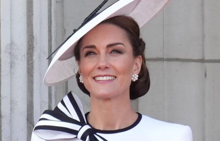 Kate Middleton taucht zum ersten Mal seit der schockierenden Bekanntgabe ihrer Krebserkrankung mit einer versteckten Botschaft auf ihrem Outfit wieder auf, die niemandem aufgefallen war