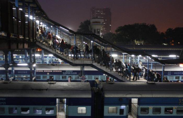 Bei einem Zugunglück in Indien sind mehrere Menschen ums Leben gekommen