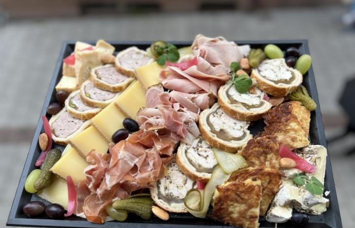 Zur Fußball-Europameisterschaft bietet ein Caterer eine Maxi-Platte mit Käse und Wurstwaren an