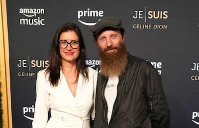 [PHOTOS] Nathalie Simard elegant und… gut umringt bei der Premiere von „Je suis: Céline Dion“ in Montreal