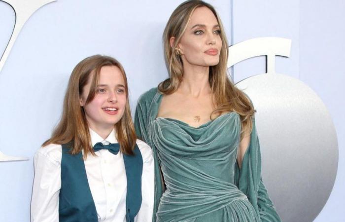 Angelina Jolie und ihre Tochter Vivienne in passenden Outfits auf dem roten Teppich der Tony Awards