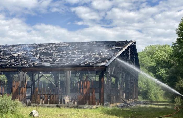 Feuer: Zwanzig Feuerwehrleute im Einsatz bei einem Brand in einem landwirtschaftlichen Gebäude von 2.500 m2, das in Laguiole vollständig durch Flammen zerstört wurde