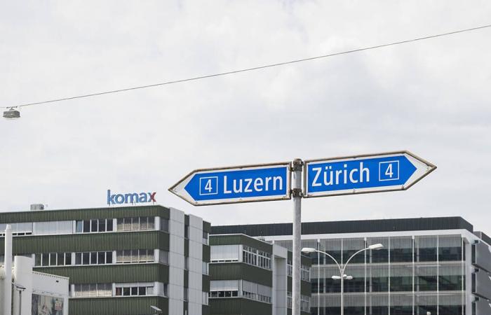 Im Niedergang versetzt Komax seine Schweizer Standorte in Teilarbeitslosigkeit
