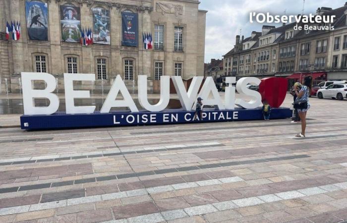Beauvais wird in XXL-Buchstaben auf der Place Jeanne-Hachette angezeigt