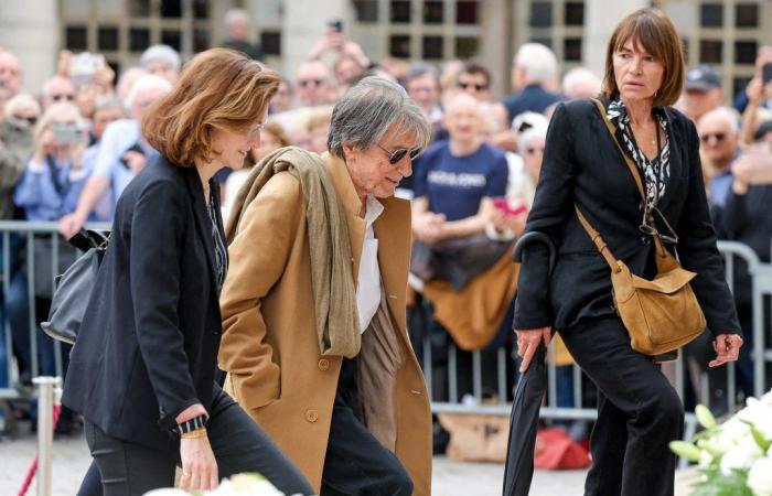 Jacques Dutronc unterstützt von seiner Partnerin Sylvie Duval bei der Beerdigung von Françoise Hardy