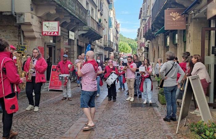 Kessy Mac Queen, Banda Bono … das Musikfestival begann in den Straßen der königlichen Bastide von Aveyron