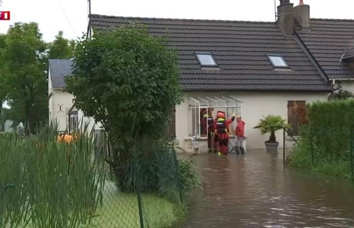 Überschwemmungen in Indre: Feuerwehrleute im Einsatz, um den Opfern zu helfen