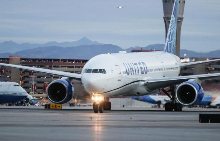 United Airlines Airbus macht eine Notlandung, nachdem ein Teil seiner Triebwerksabdeckung verloren gegangen ist