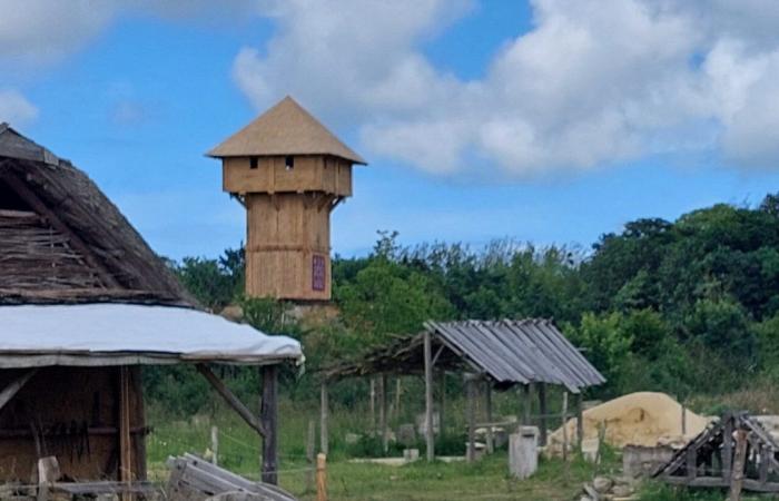 Ein Bau wie vor 1.000 Jahren im Ornavik Park in der Nähe von Caen