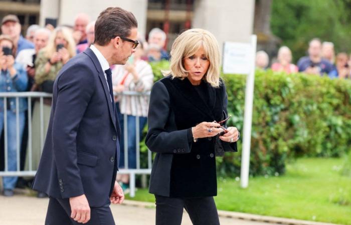 Brigitte Macron entfesselte im Elysée: Große Brillen und große Turnschuhe, sie ist die Einzige, die für Stimmung auf der Tanzfläche sorgt