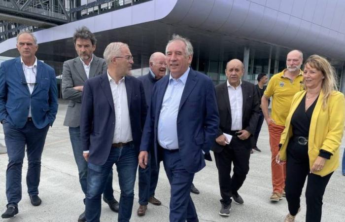 In Lorient zeigt François Bayrou seine Unterstützung für die Kandidaten des zentristischen Blocks des Territoriums