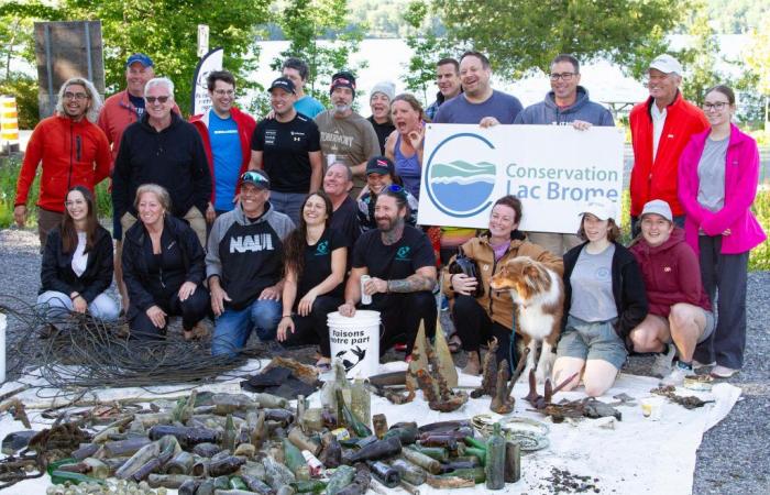 Rund dreißig Freiwillige beteiligen sich an der Brome Lake Cleanup