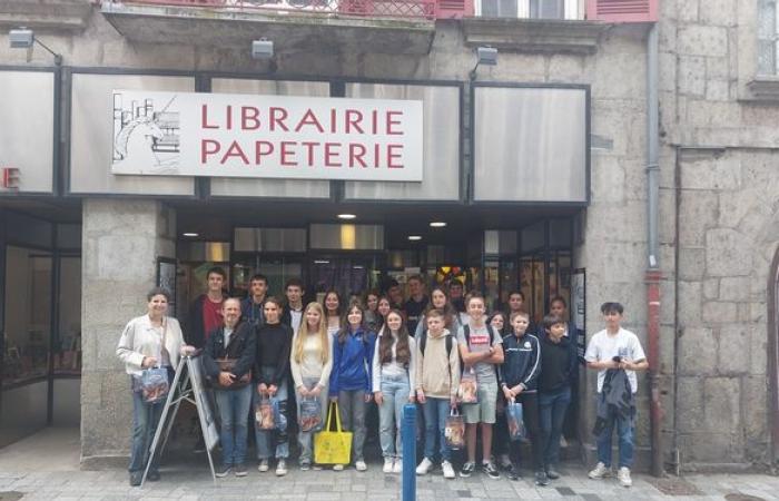 Junge Leute in Buchhandlungen bei La Licorne