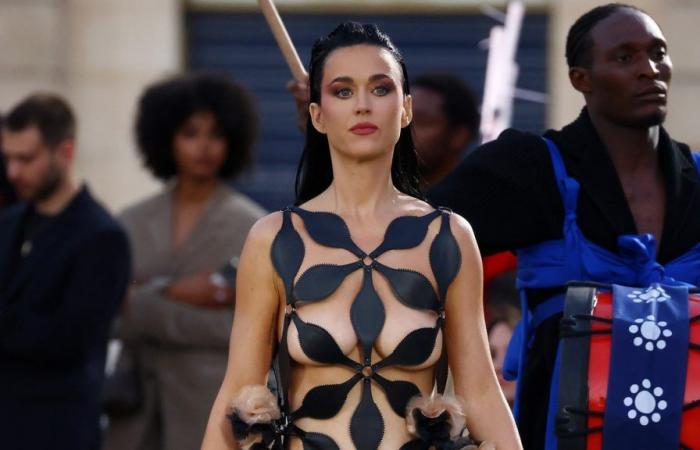 Katy Perry hat einen überraschenden Auftritt bei Vogue World: Paris in einem ultra-sexy nackten Kleid