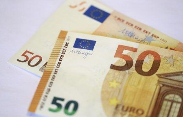 Der Euro rutscht erneut ab: Unter anderem belastet die Wahlunsicherheit