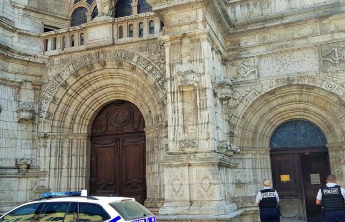 Der gewalttätige Obdachlose aus der Kathedrale wurde in Untersuchungshaft genommen