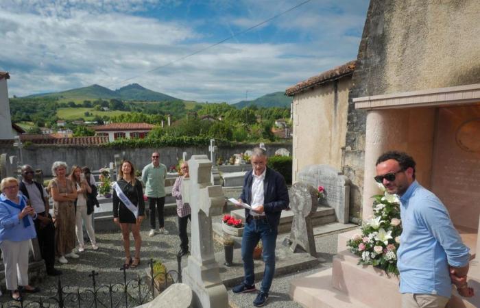 Das renovierte Grab der ersten Miss France wartet in Espelette auf seine Blumenkränze