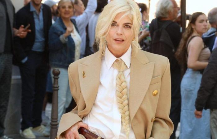 Die geflochtene Krawatte, dieses seltsame Haaraccessoire, das Selma Blair auf der Schiaparelli-Modenschau trug