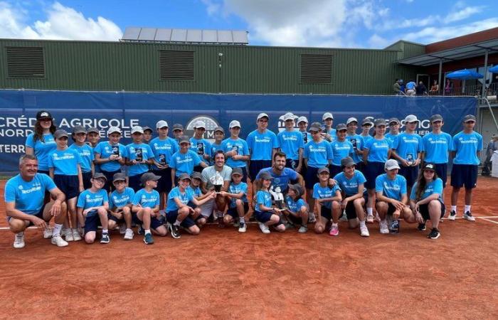 Aucamville. Junge Leute des Tennisclubs sind während des Montauban-Turniers im Einsatz, um die Bälle einzusammeln