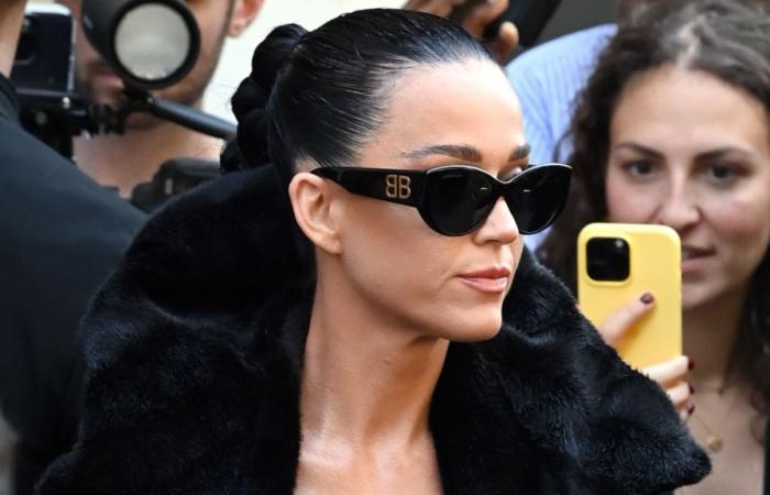 Katy Perry, oben ohne unter einem XXL-Pelzmantel, schockiert das Publikum bei der Balenciaga Haute Couture Show