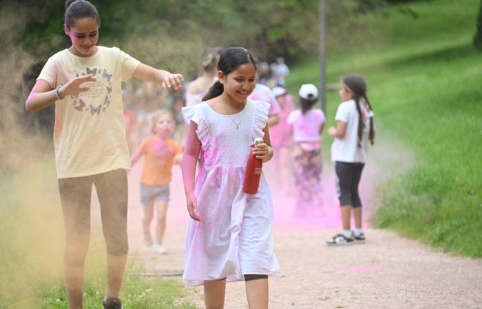 LE CREUSOT: Ein Farbensturm fiel über die Kinder des Parc de la Verrerie