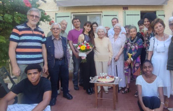 Eine Hundertjährige, die von ihren Nachbarn gefeiert wird