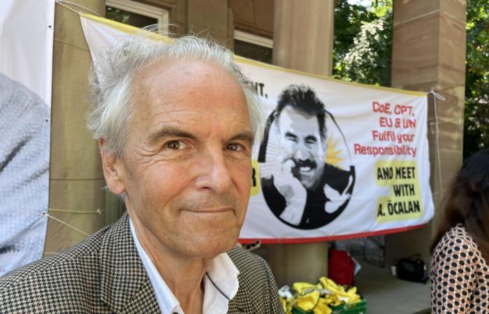 „Wir müssen weiter dafür kämpfen, dass er freigelassen wird“: In Straßburg weckt die Freilassung von Assange Hoffnung für die Freilassung von Abdullah Öcalan
