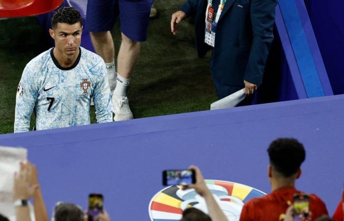 das verrückte Bild eines Fans, der nach dem Spiel Georgien gegen Portugal von der Tribüne auf Cristiano Ronaldo springt