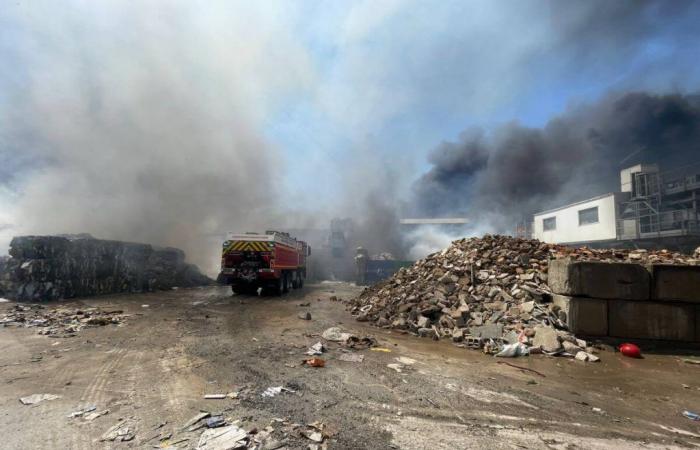In Gardanne Bilder des brennenden Recyclingzentrums