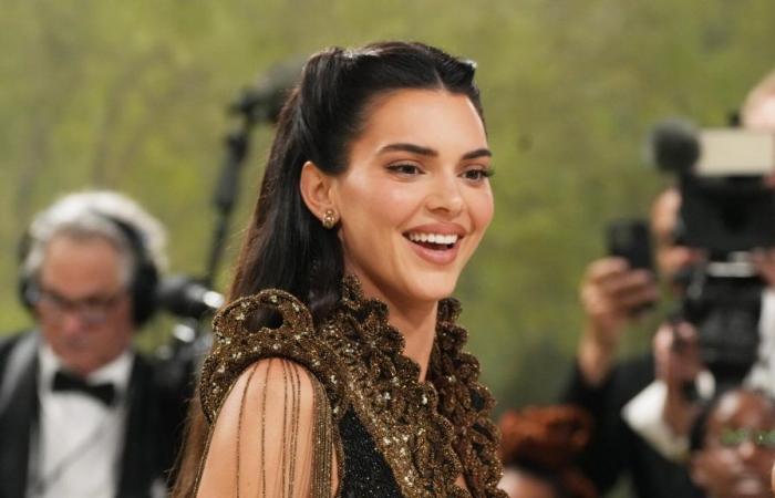 Im Louvre hatte Kendall Jenner ihre Schuhe vergessen, was den Internetnutzern nicht entging