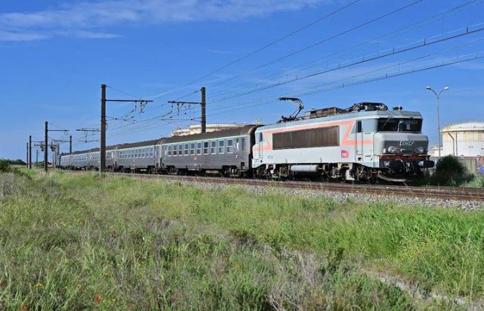 Ein historischer Zug fährt durch Montauban