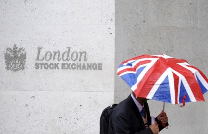 Die Londoner Aktien waren gedämpft, da die Anleger die Unternehmensaktualisierungen verdauten und die Wirtschaftsdaten beobachteten.