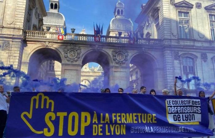 Gegen „die Schließung von Lyon“ schließen Händler und Einwohner das Rathaus „symbolisch“.